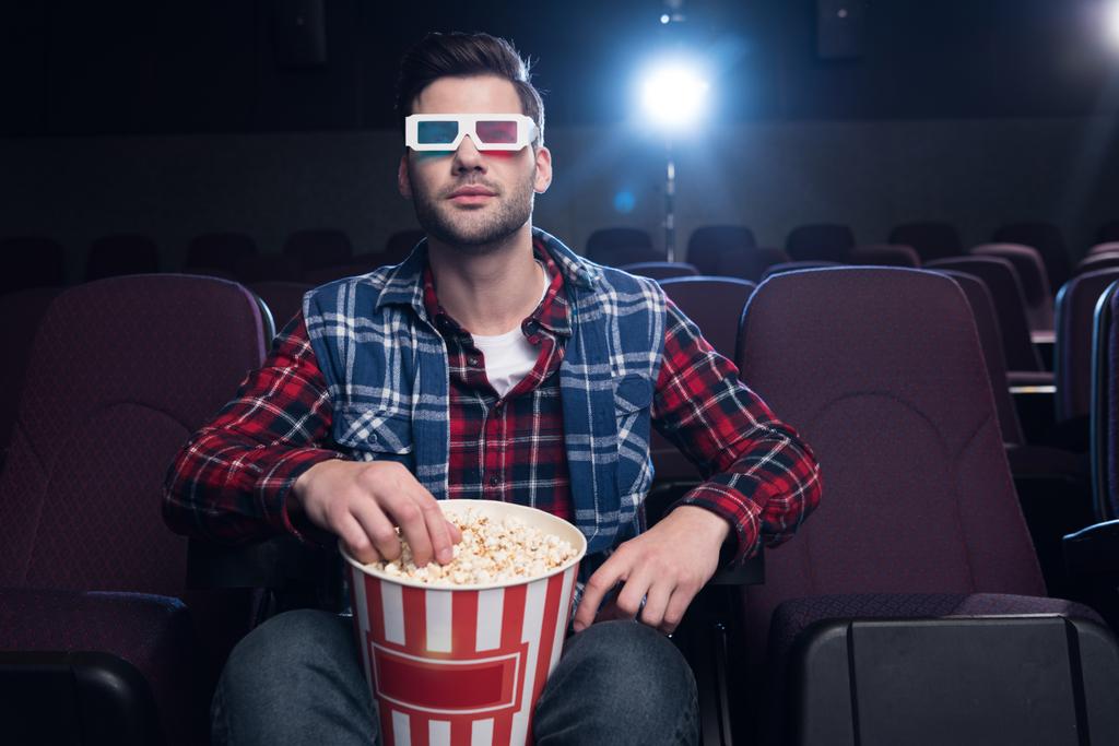 imagen de hombre viendo una pelicula en el cine 